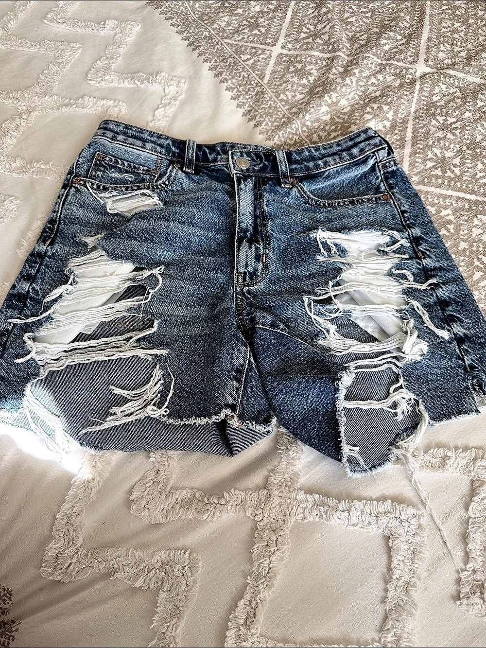 American Eagle AE Ripped Denim Mom Short Distressed Jean Shorts in Blue Size 6
